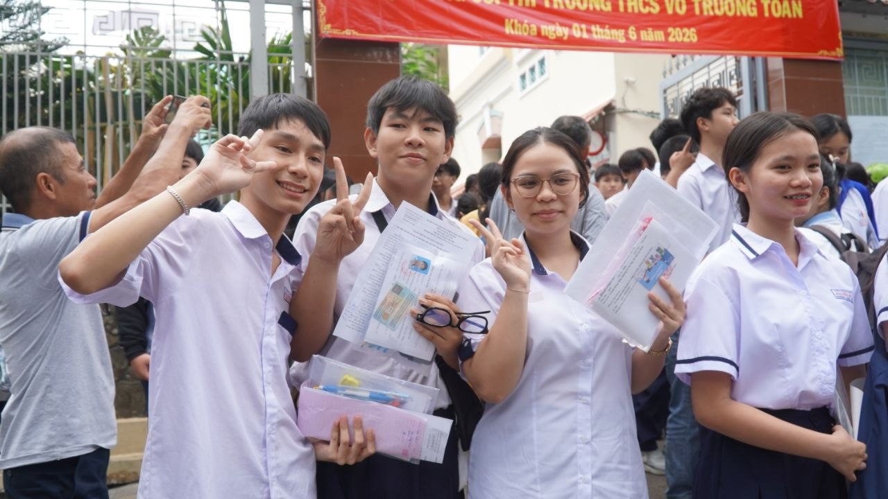 Hết giờ làm bài môn Văn vào lớp 10 TP.HCM: Đề rất hay, thí sinh rạng rỡ ra khỏi phòng thi!