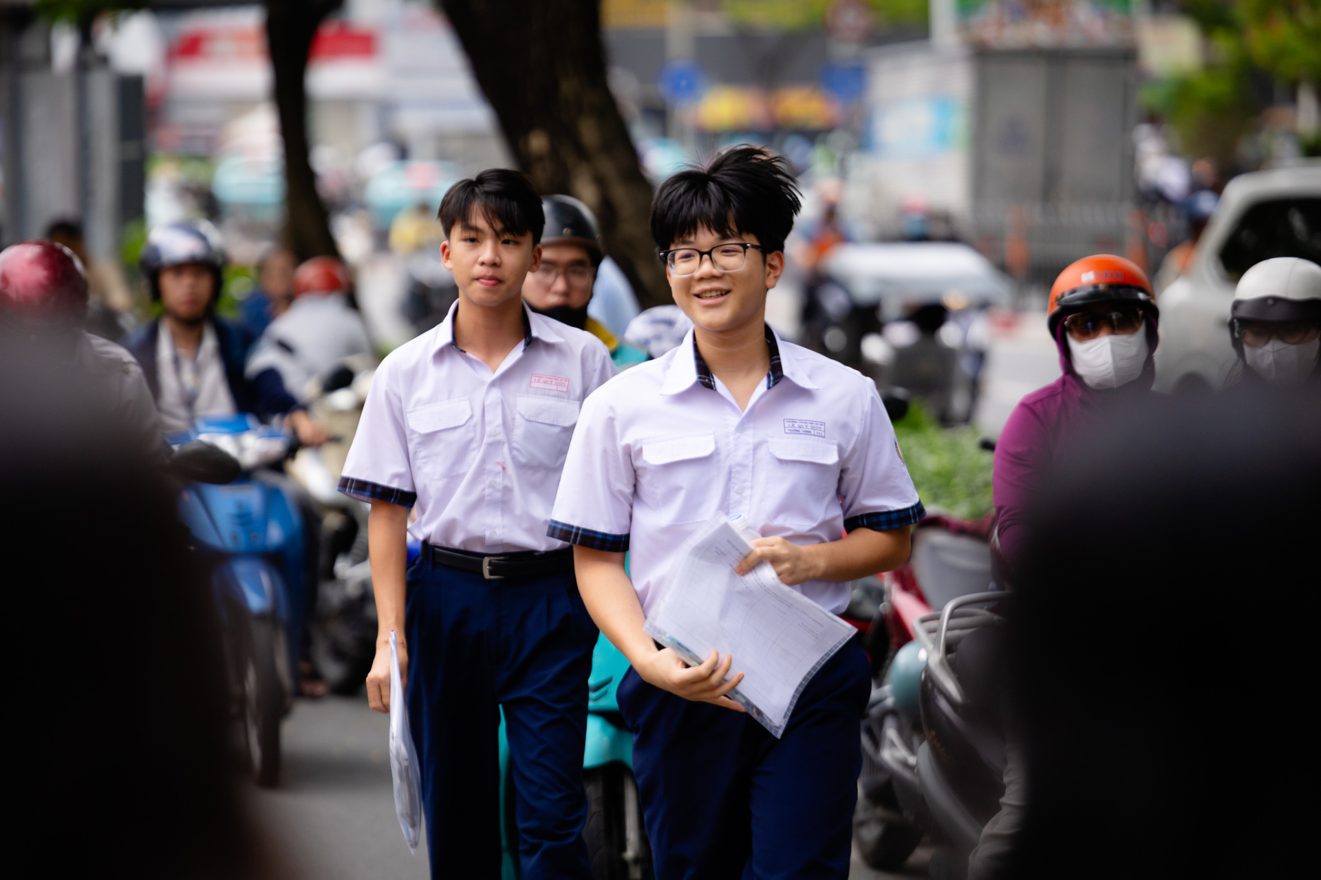 Thi vào lớp 10 TP.HCM buổi thứ 2: Trời tối sầm, sĩ tử chủ động đến sớm