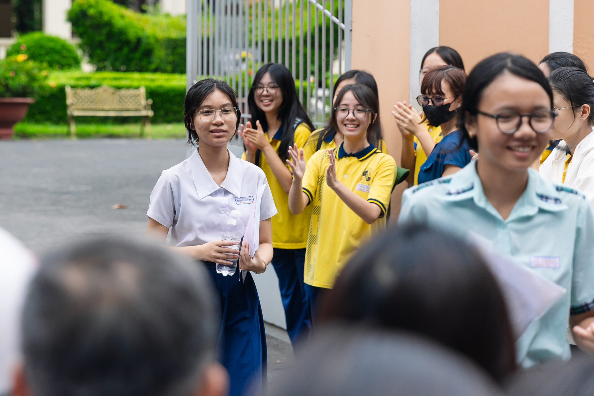 Hết giờ làm bài môn Văn vào lớp 10 TP.HCM: Đề rất hay, thí sinh rạng rỡ ra khỏi phòng thi!