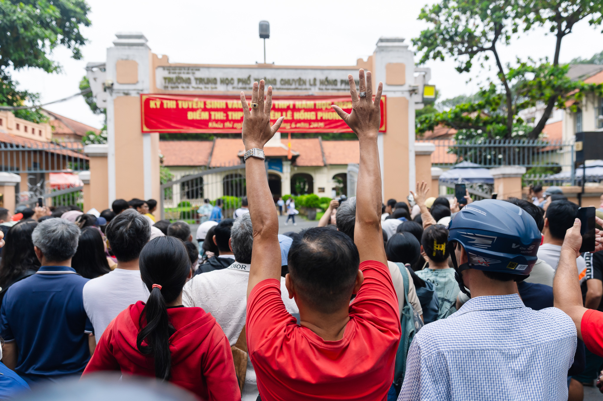 Hết giờ làm bài môn Văn vào lớp 10 TP.HCM: Đề rất hay, thí sinh rạng rỡ ra khỏi phòng thi!