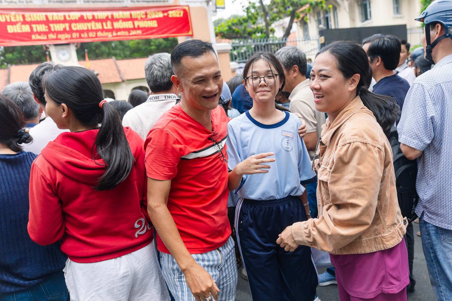 Hết giờ làm bài môn Văn vào lớp 10 TP.HCM: Đề rất hay, thí sinh rạng rỡ ra khỏi phòng thi!