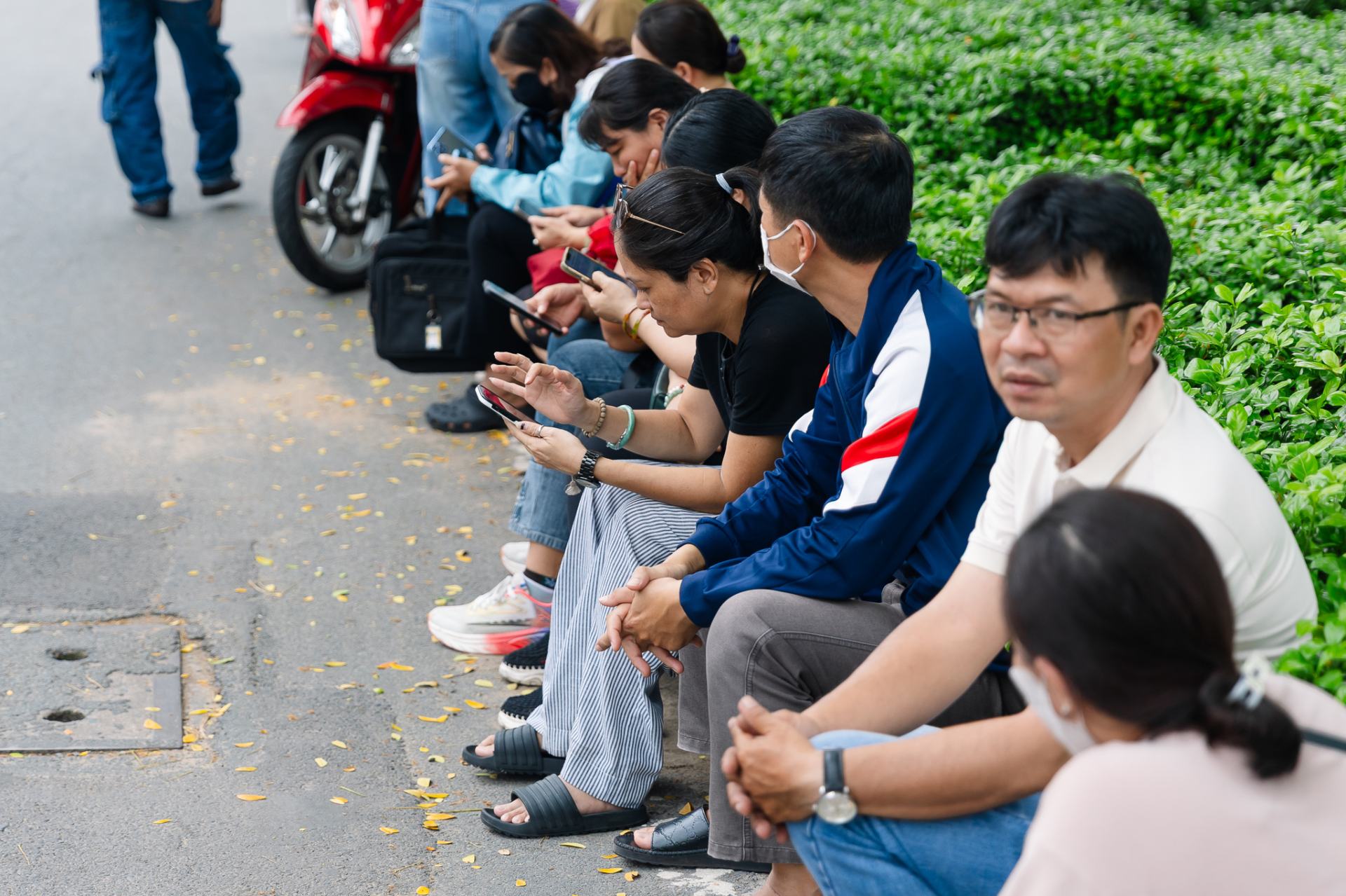 Hết giờ làm bài môn Văn vào lớp 10 TP.HCM: Đề rất hay, thí sinh rạng rỡ ra khỏi phòng thi!