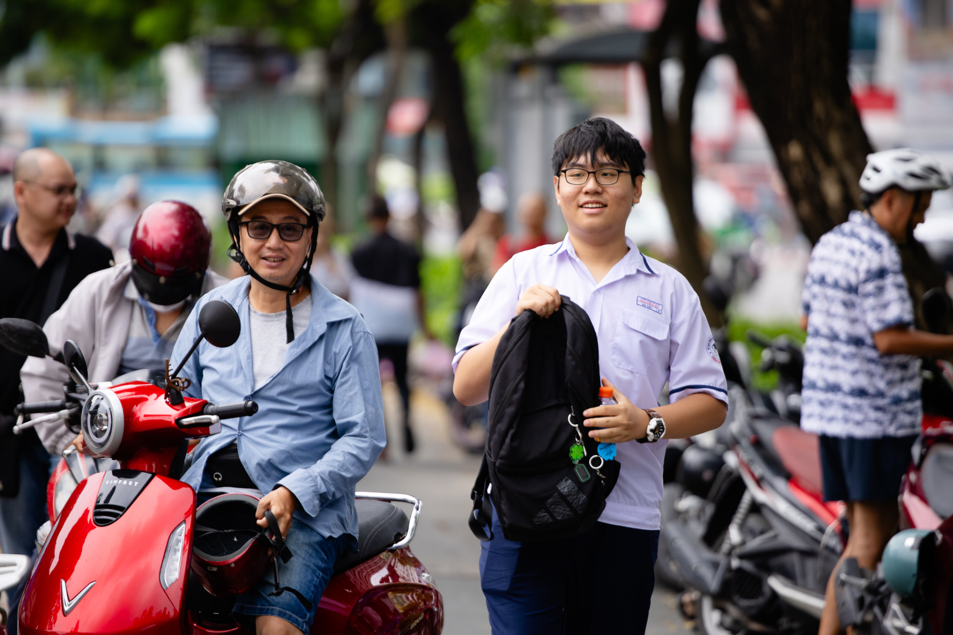 Thi vào lớp 10 TP.HCM buổi thứ 2: Trời tối sầm, sĩ tử chủ động đến sớm