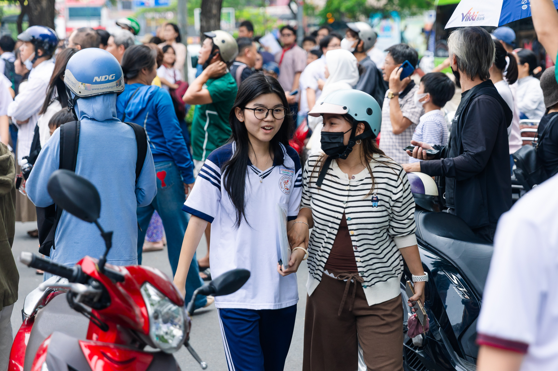 Hết giờ làm bài môn Văn vào lớp 10 TP.HCM: Đề rất hay, thí sinh rạng rỡ ra khỏi phòng thi!