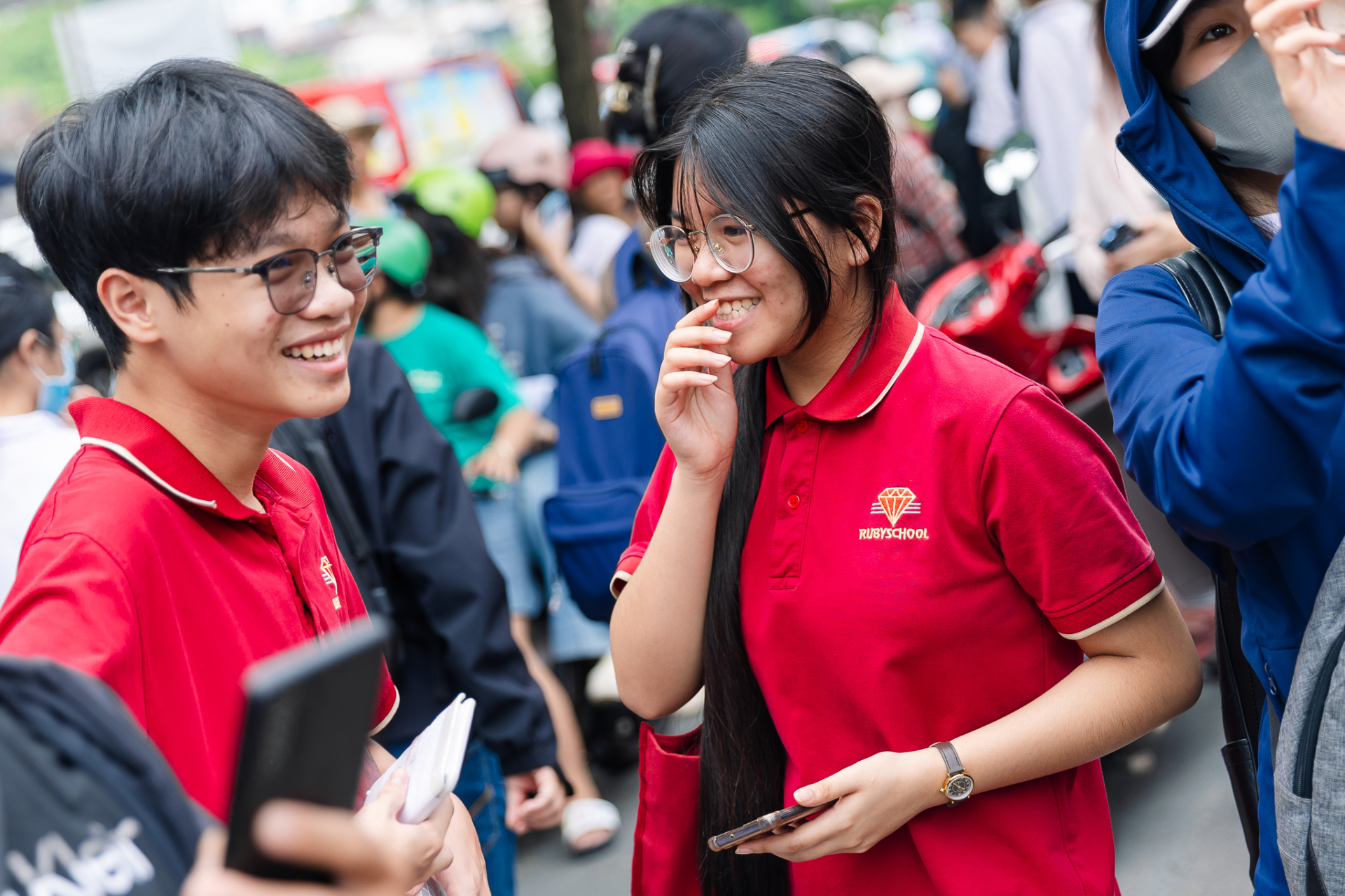 Hết giờ làm bài môn Văn vào lớp 10 TP.HCM: Đề rất hay, thí sinh rạng rỡ ra khỏi phòng thi!