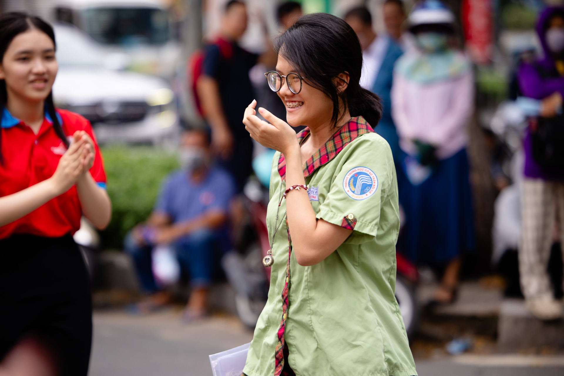 Thi vào lớp 10 TP.HCM buổi thứ 2: Trời tối sầm, sĩ tử chủ động đến sớm