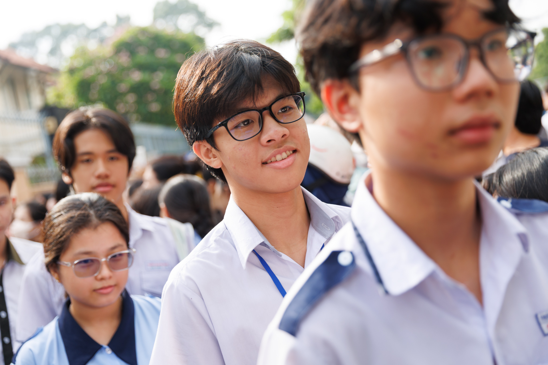Kết thúc ngày đầu tiên thi vào lớp 10 TP.HCM: Đề dễ thở, thí sinh ai cũng tươi hơn hoa