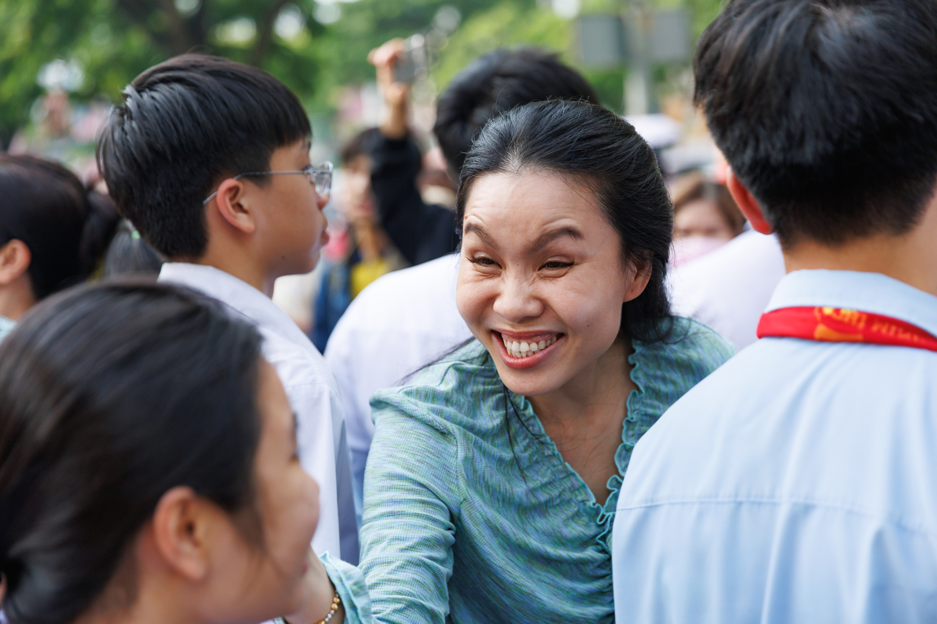 Kết thúc ngày đầu tiên thi vào lớp 10 TP.HCM: Đề dễ thở, thí sinh ai cũng tươi hơn hoa