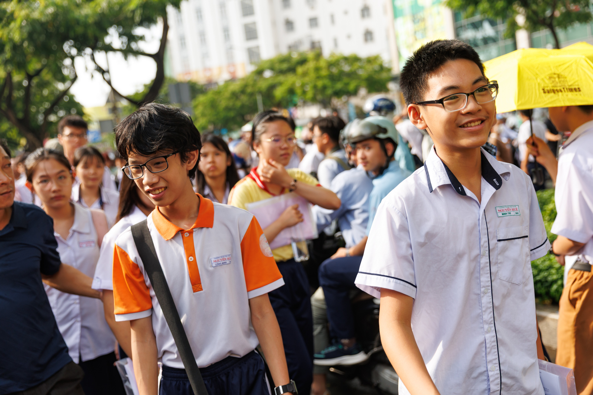 Kết thúc ngày đầu tiên thi vào lớp 10 TP.HCM: Đề dễ thở, thí sinh ai cũng tươi hơn hoa