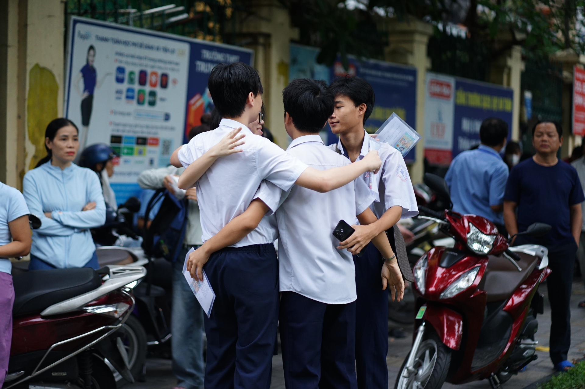 Hơn 151.000 học sinh TP.HCM bước vào môn thi đầu tiên kỳ tuyển sinh lớp 10 có quy mô lớn nhất cả nước