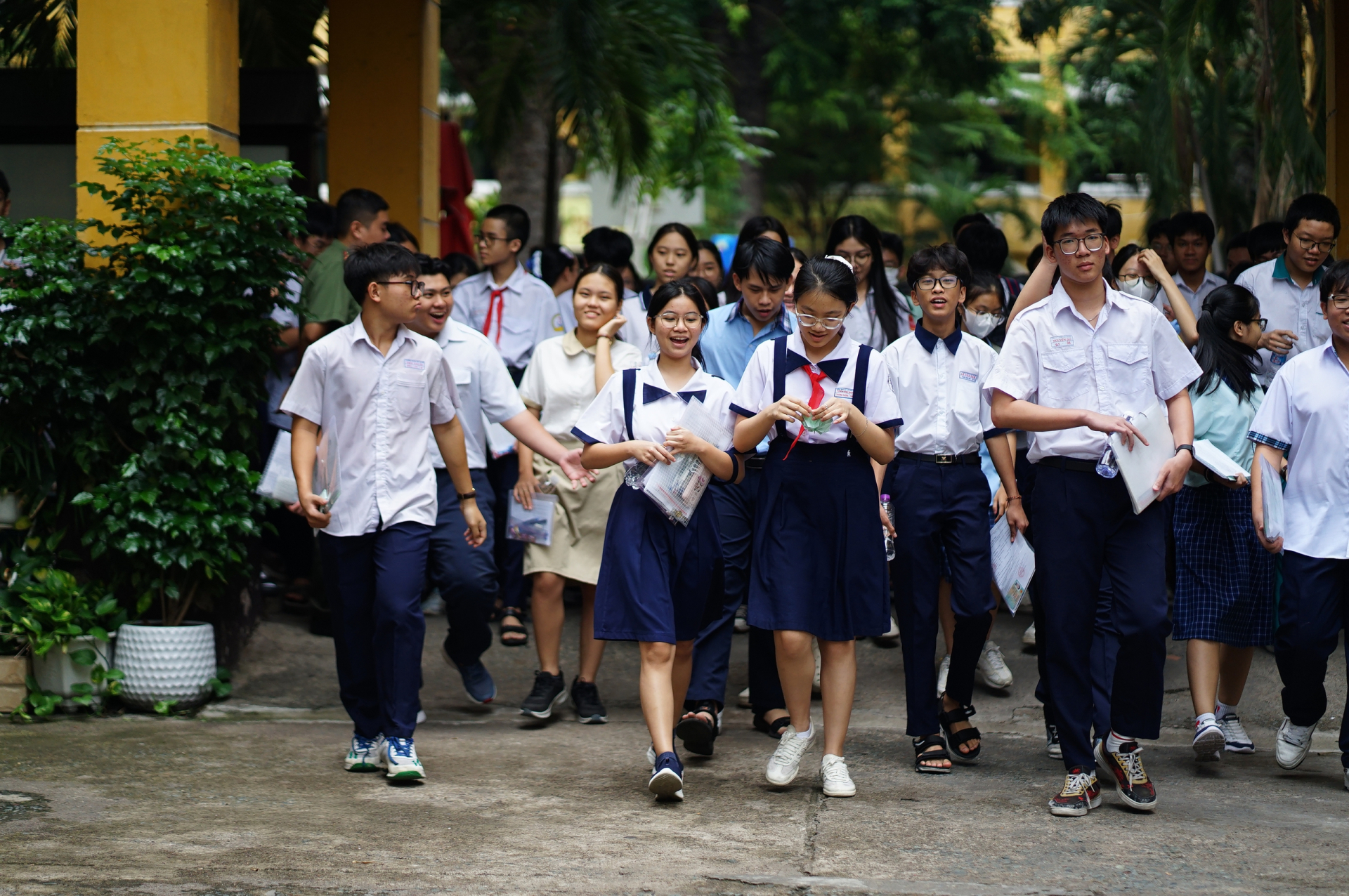 Hết giờ làm bài môn Văn vào lớp 10 TP.HCM: Đề rất hay, thí sinh rạng rỡ ra khỏi phòng thi!