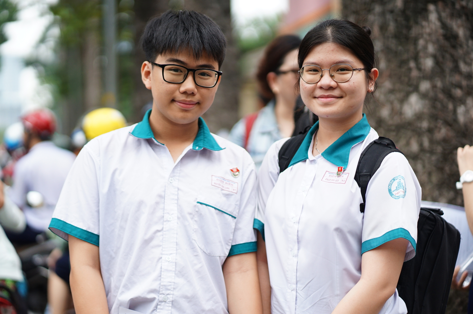 Hết giờ làm bài môn Văn vào lớp 10 TP.HCM: Đề rất hay, thí sinh rạng rỡ ra khỏi phòng thi!