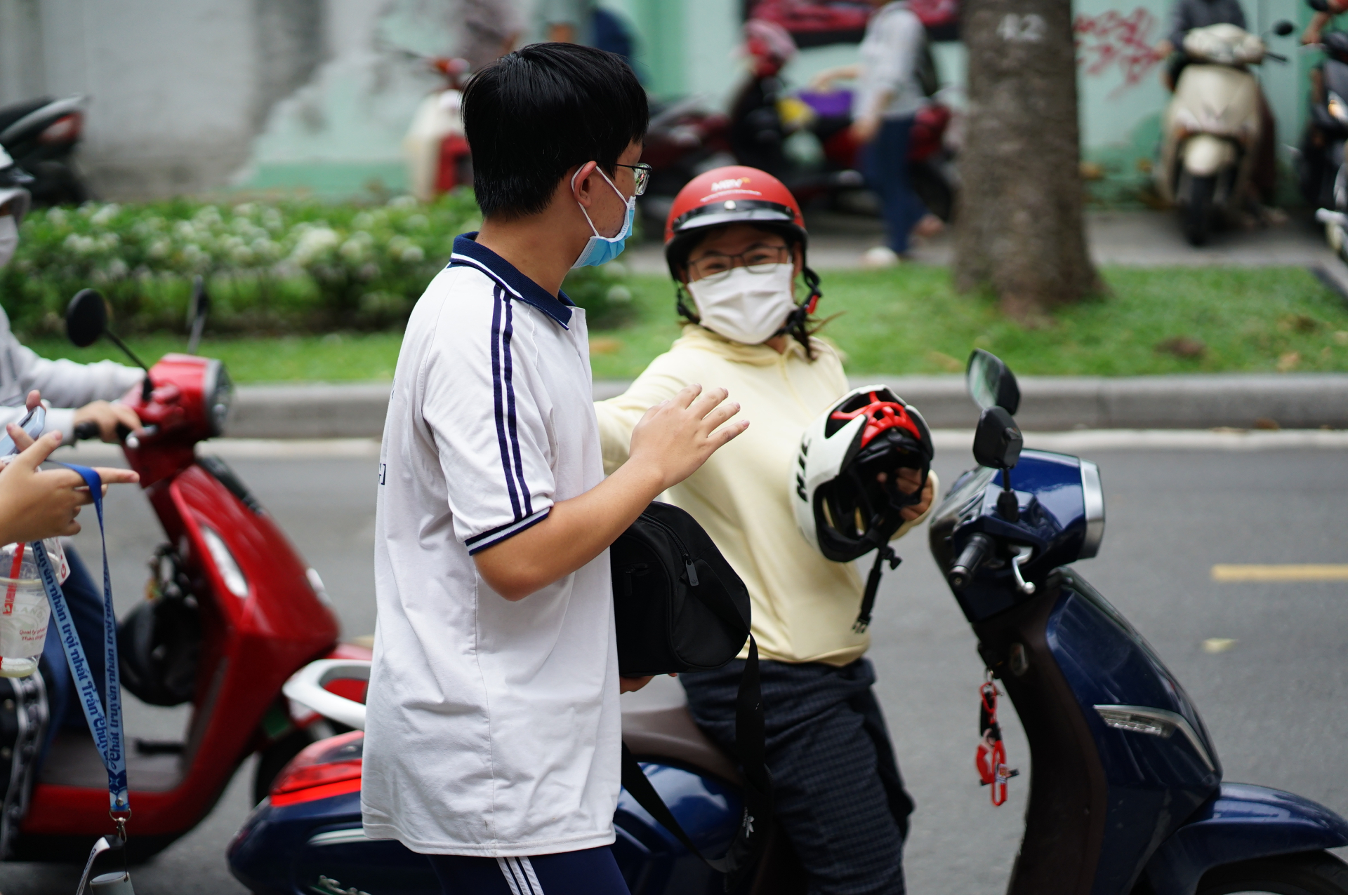 Thi vào lớp 10 TP.HCM buổi thứ 2: Trời tối sầm, sĩ tử chủ động đến sớm