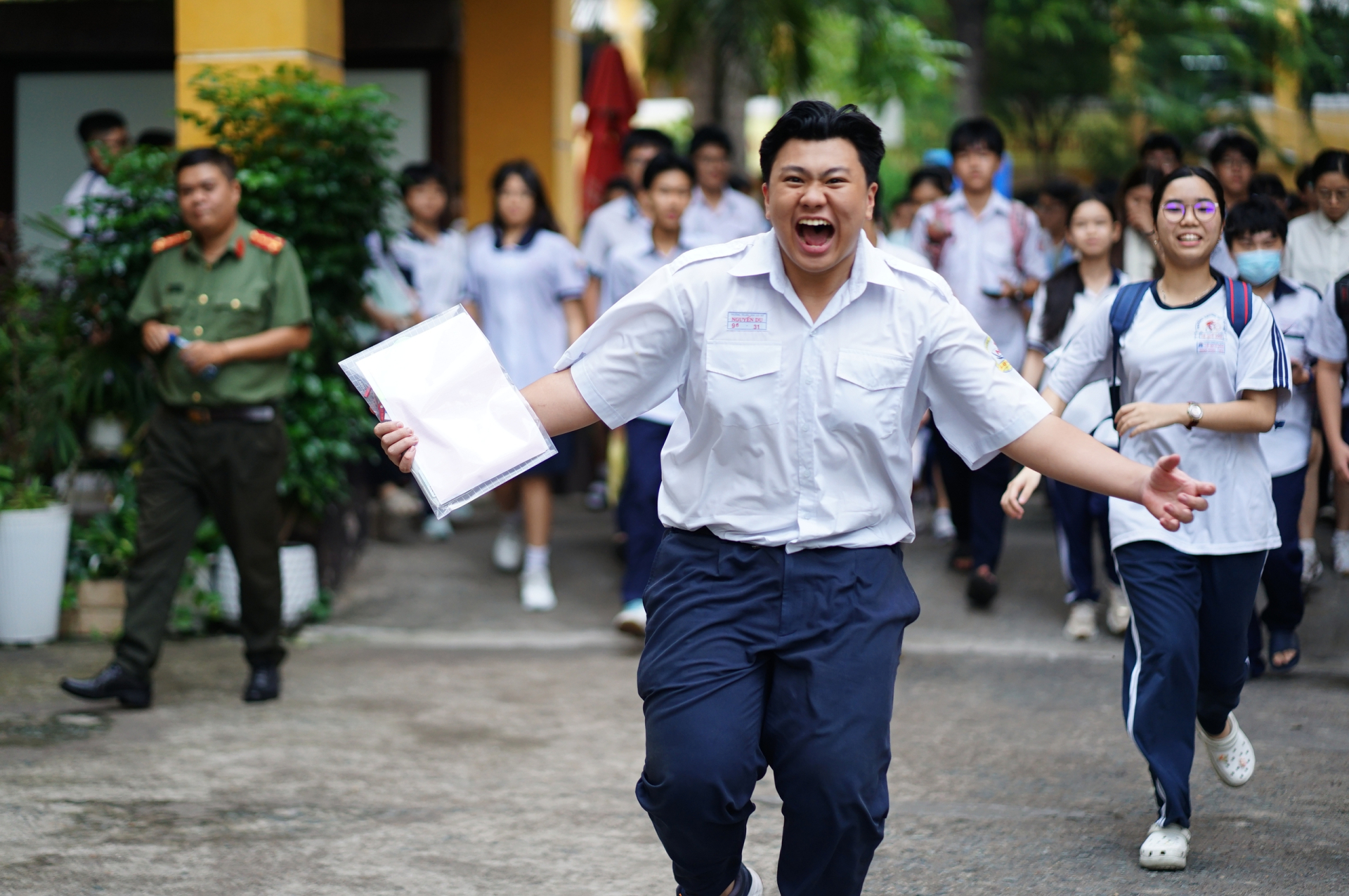 Kết thúc ngày đầu tiên thi vào lớp 10 TP.HCM: Đề dễ thở, thí sinh ai cũng tươi hơn hoa