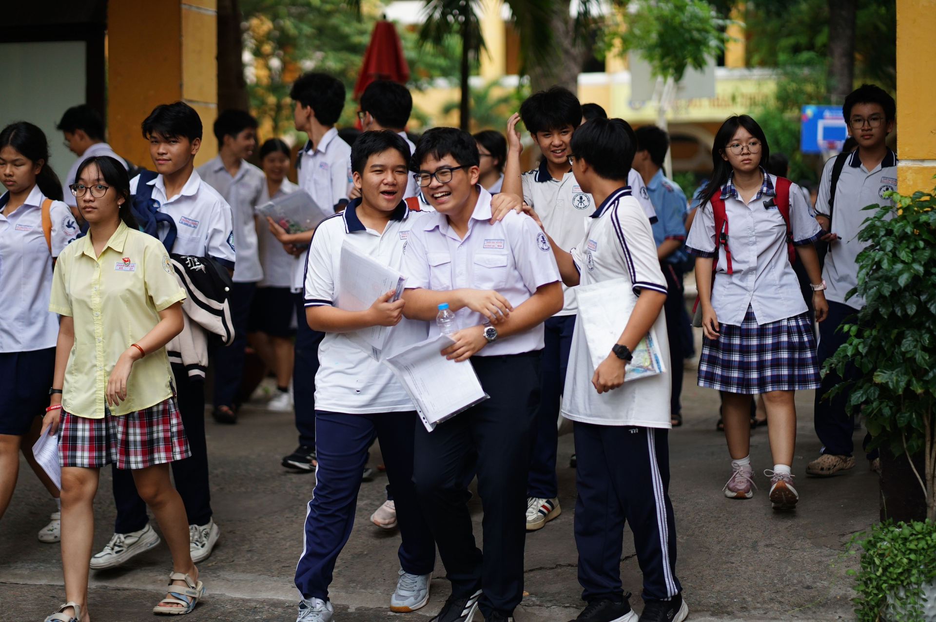 Kết thúc ngày đầu tiên thi vào lớp 10 TP.HCM: Đề dễ thở, thí sinh ai cũng tươi hơn hoa