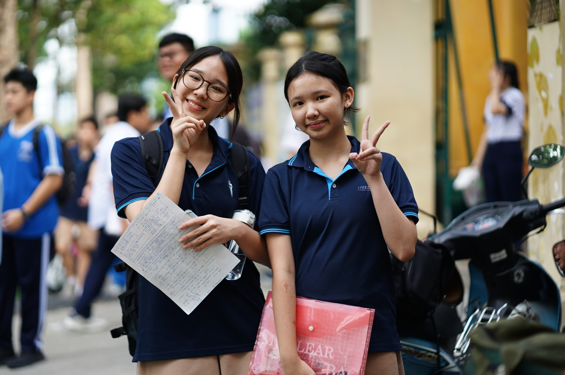Kết thúc ngày đầu tiên thi vào lớp 10 TP.HCM: Đề dễ thở, thí sinh ai cũng tươi hơn hoa
