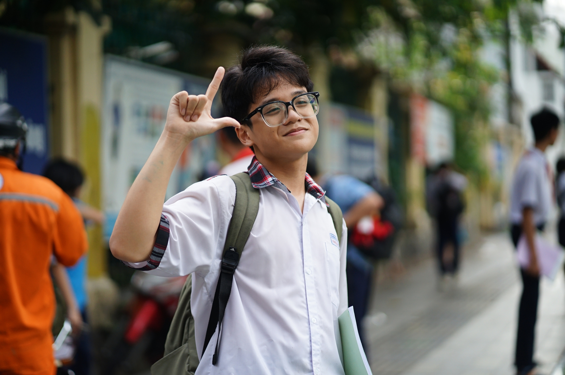 Kết thúc ngày đầu tiên thi vào lớp 10 TP.HCM: Đề dễ thở, thí sinh ai cũng tươi hơn hoa