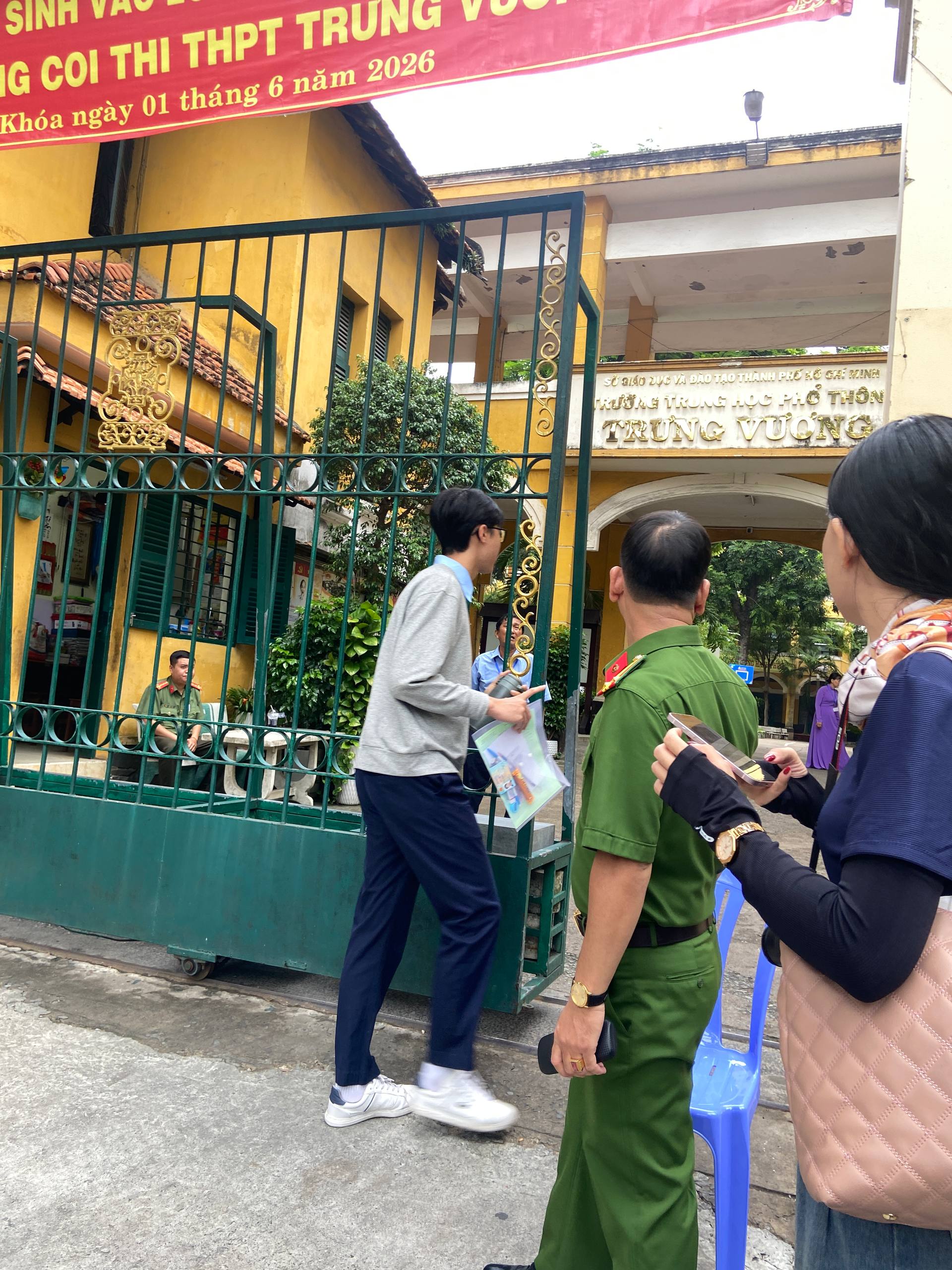 Thi vào lớp 10 TP.HCM buổi đầu tiên: Bắt đầu giờ làm bài môn Văn, chủ đề năm nay sẽ thú vị cỡ nào?