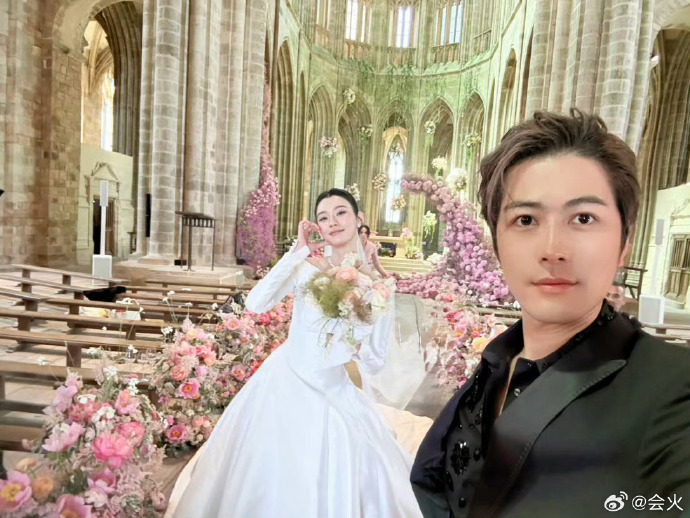 Trần Học Đông điển trai trong đám cưới của Hề Mộng Dao và Hà Du Quân. Ảnh: Weibo
