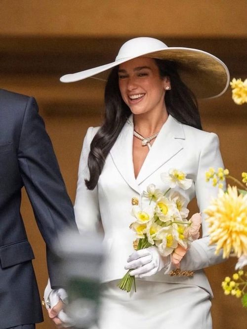 Nữ ca sĩ chọn váy suit và mũ rộng vành độc đáo, lấy cảm hứng từ Bianca Jagger. Ảnh: Instagram