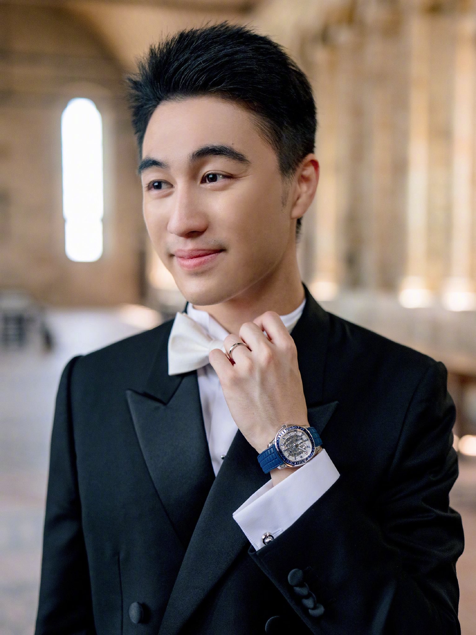 Trong khi đó, Hà Du Quân lại diện suit đen, nơ trắng bảnh bao, điển trai. Cô dâu và chú rể hot nhất tháng 6 được nhận xét không có lỗ hỏng visual trong ngày cưới. Ảnh: Weibo. 