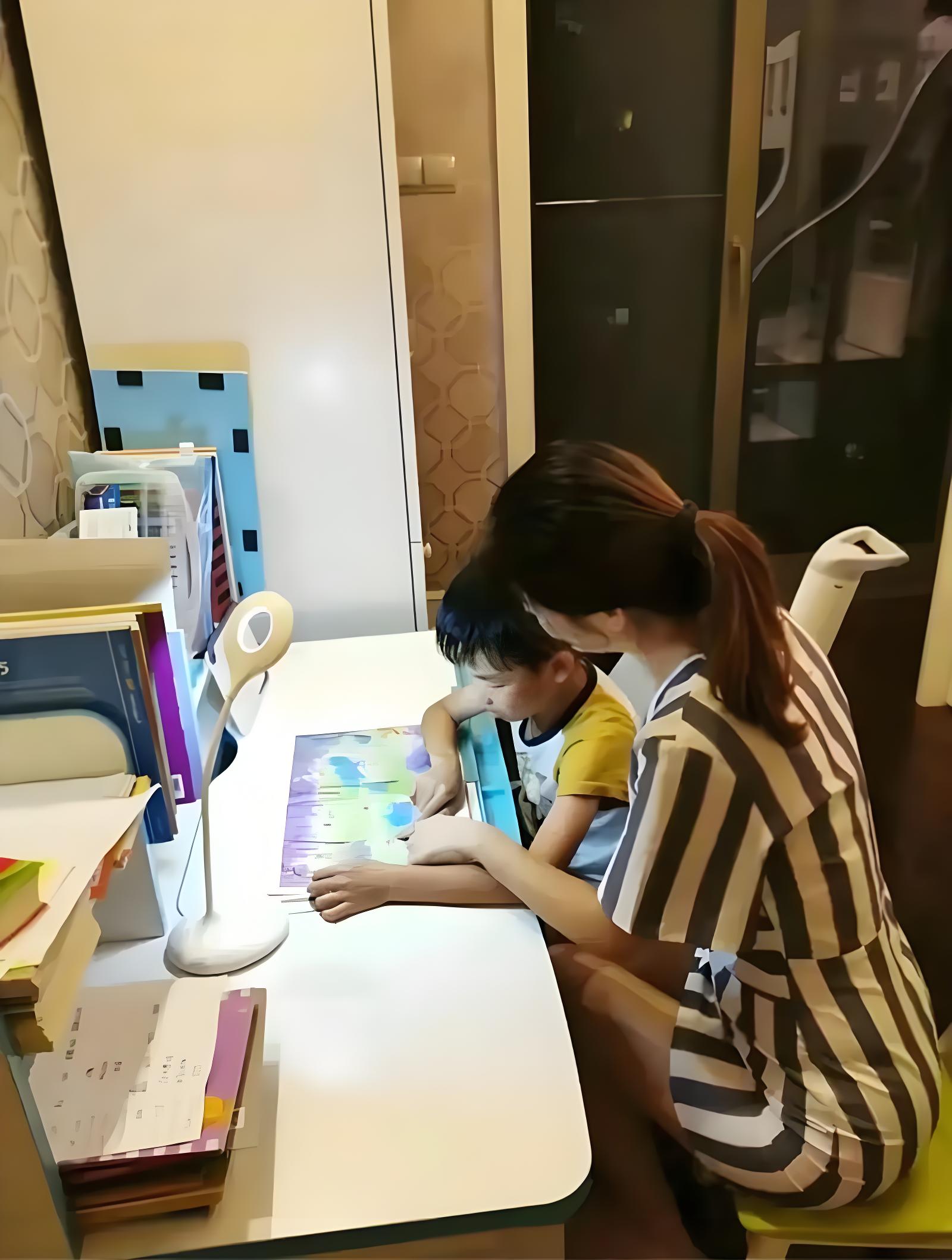 Nhiều người cho rằng, có cha mẹ đồng hành, làm việc, con cái sẽ tích cực học tập hơn