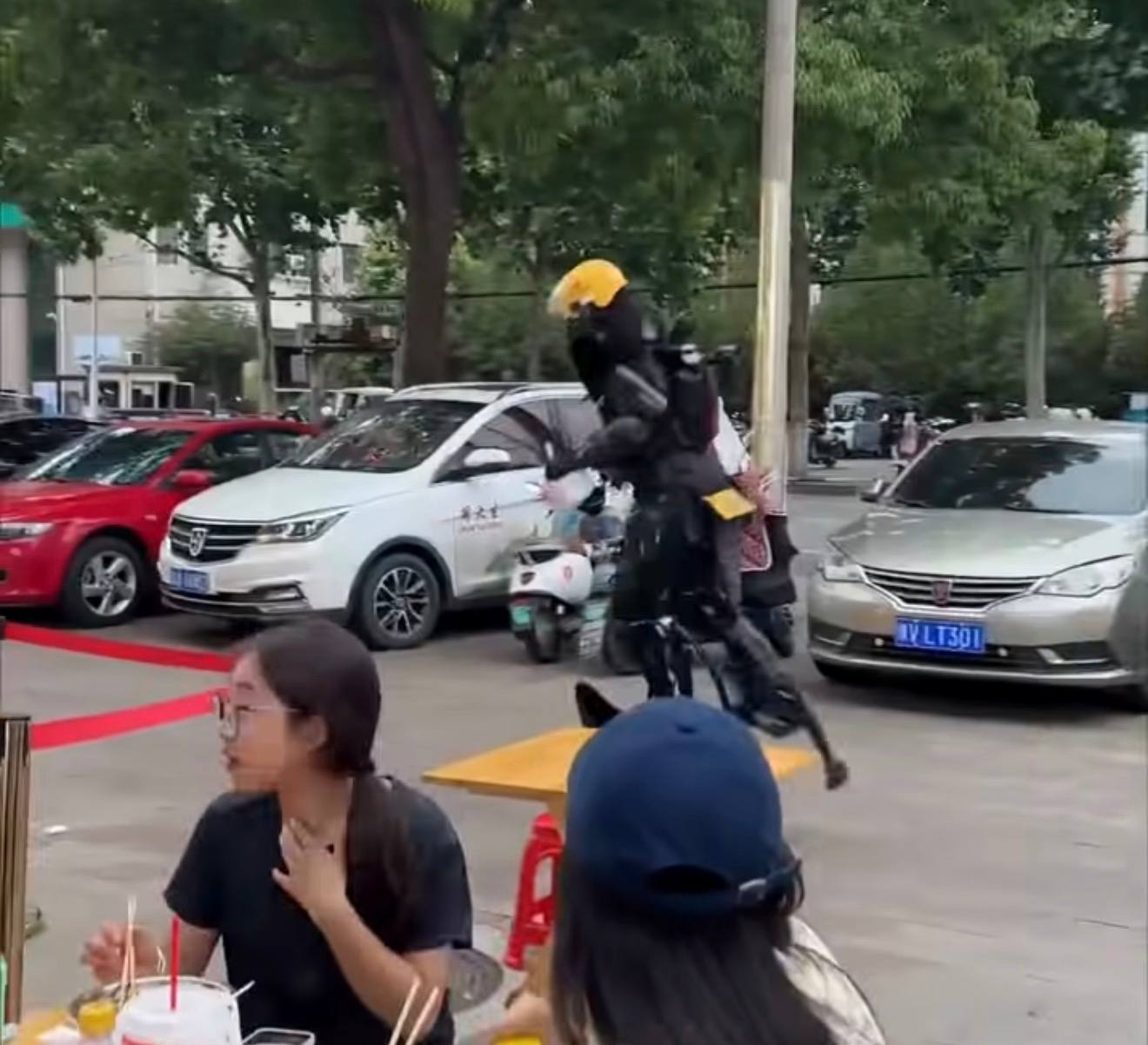 Shipper mặc bộ giáp đồng nát giao trà sữa làm cả phố náo loại, khách nhận đồ “bật ngửa”