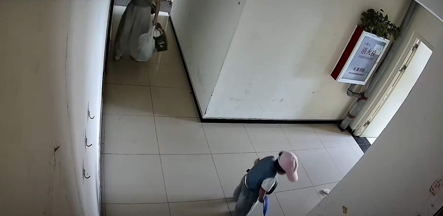 Đều đặn mỗi ngày, cô bé hàng xóm đều âm thầm xách túi rác trước cửa nhà chủ video đi vứt hộ