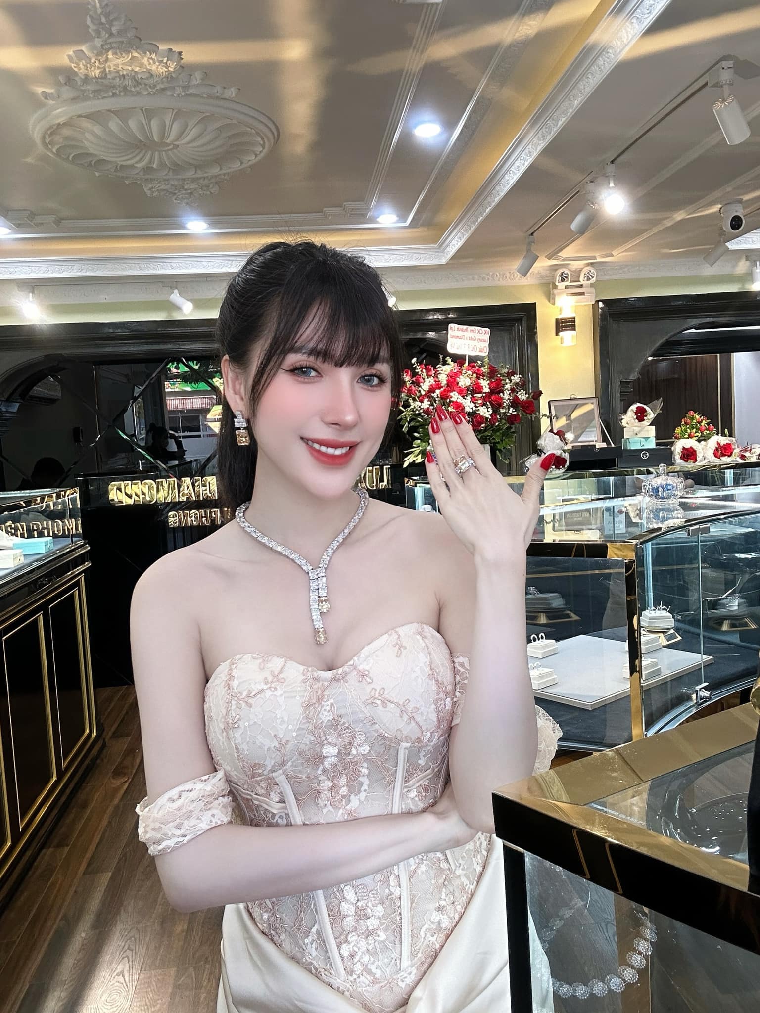 Phú bà miền Tây chơi kim cương, đồ hiệu đổ đống, sống trong lâu đài, nhưng gọi là “sang” thì thôi nhé