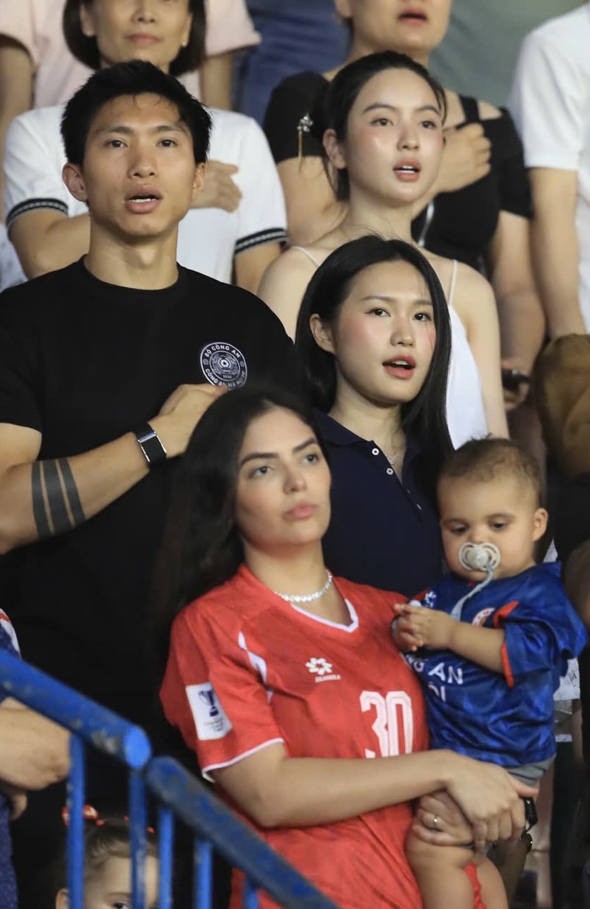 Vợ chồng Văn Hậu ngồi cùng khu ở khán đài sân Hàng Đẫy với vợ Quang Hải