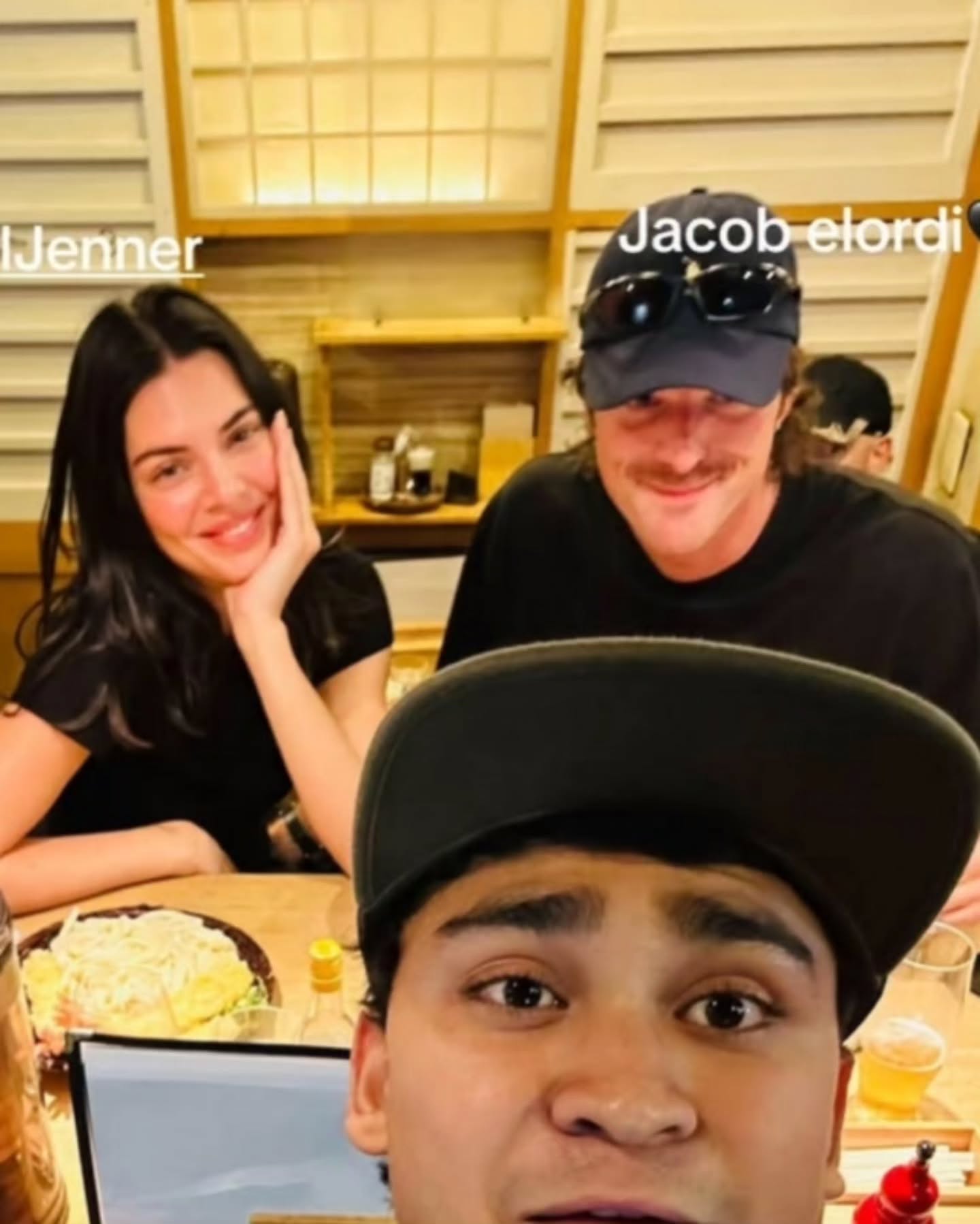 Cặp đôi không ngại check-in ở mọi nơi mình đến. Ảnh: Instagram