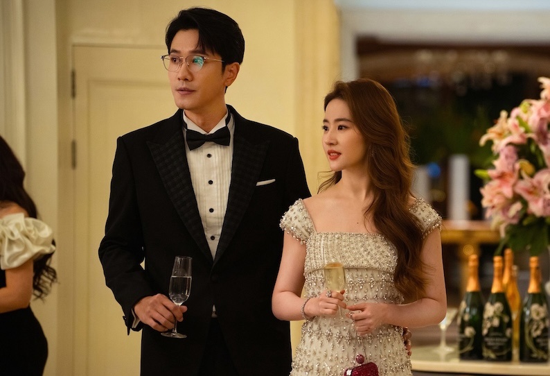 Nữ diễn viên cũng có nguyên tắc bất di bất dịch đó là sẽ không qua lại với nghệ sĩ kém danh tiếng, có địa vị thấp hơn mình. Do đó, Bành Quán Anh không phải là đối tượng kết bạn, qua lại của Lưu Diệc Phi. 