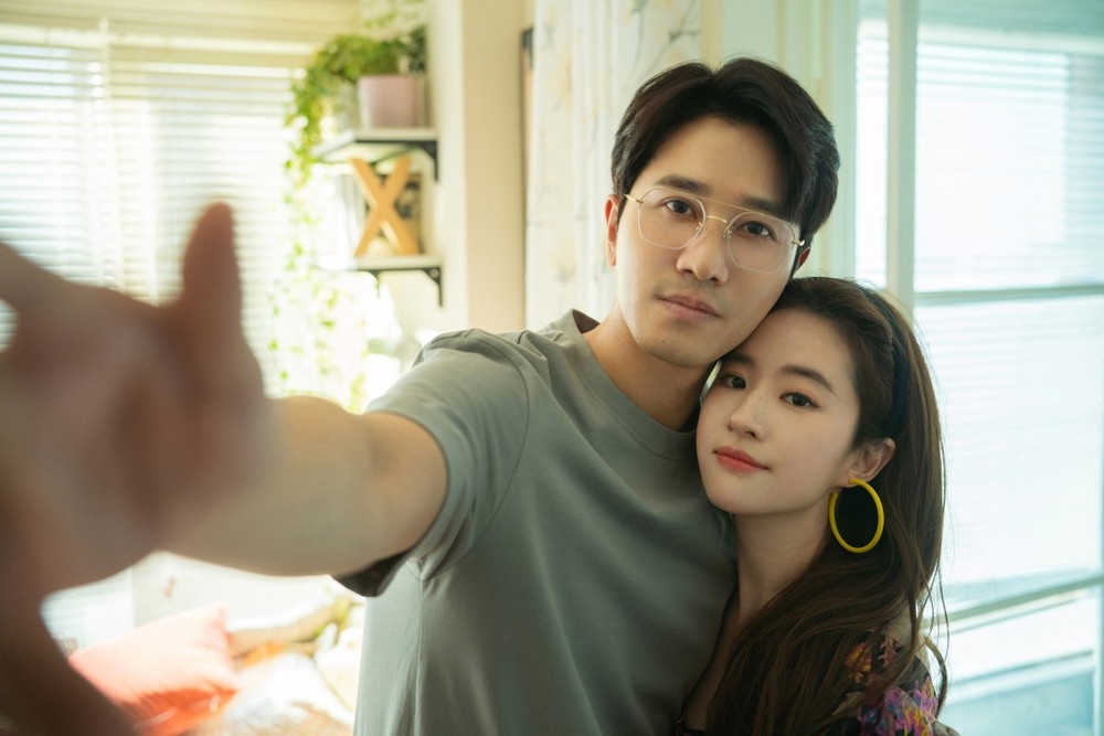 Nghi vấn Lưu Diệc Phi và Bành Quán Anh bí mật hẹn hò, chung sống ầm ĩ MXH Weibo những ngày qua. Ảnh: Sina.