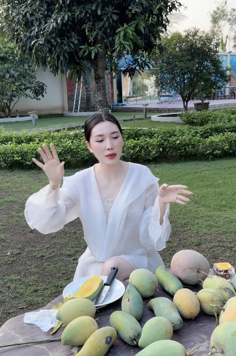 Phú bà miền Tây chơi kim cương, đồ hiệu đổ đống, sống trong lâu đài, nhưng gọi là “sang” thì thôi nhé