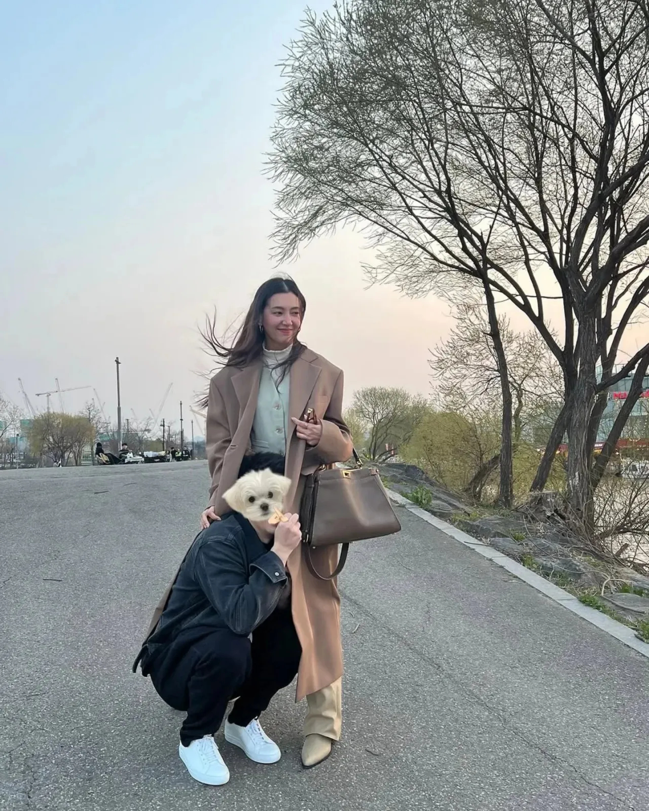 Trước đó, nữ diễn viên từng dùng icon con cún để giấu mặt người yêu đại gia. Ảnh: IGNV