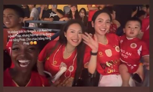 Cả hai thoải mái chụp ảnh cùng vợ Jason Quang Vinh 