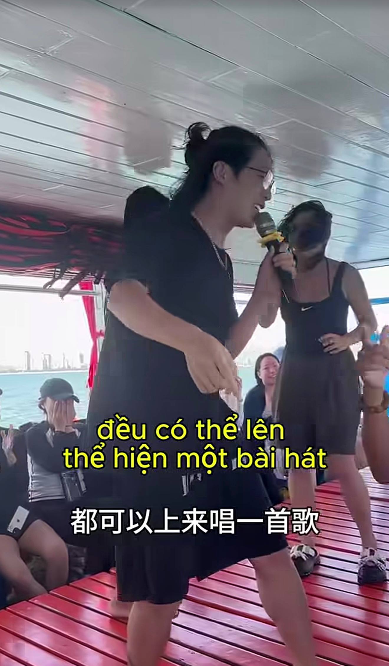 Khách Trung Quốc nể hoạt động du lịch ở Việt Nam: “Một chiếc thuyền thôi mà hoạt động gì cũng có”