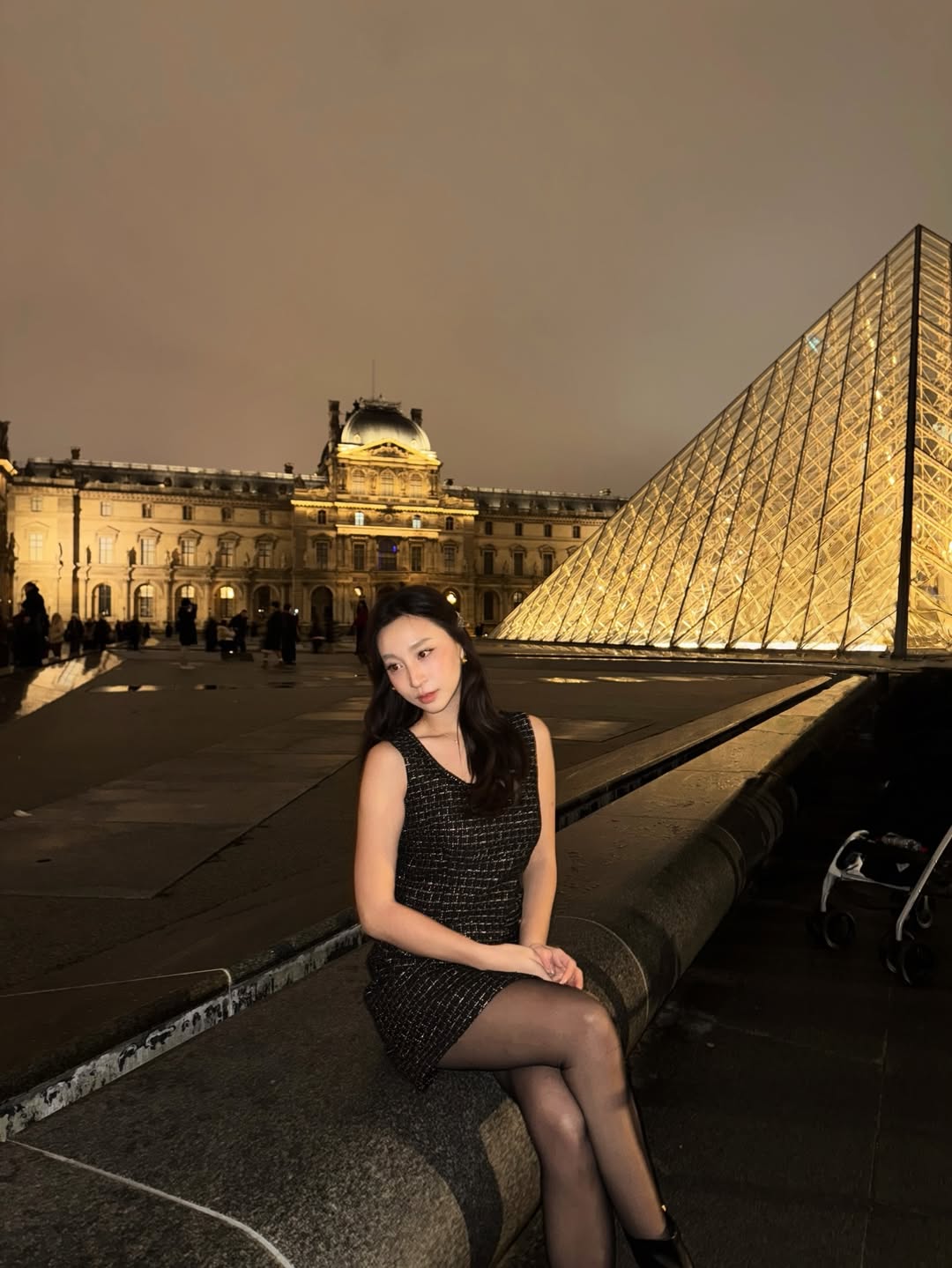Trong loạt ảnh thả dáng giữa khung cảnh Paris về đêm, Minh Thư Chloe hóa thân thành tiểu thư tài phiệt với thiết kế đầm tweed không tay đầy sang trọng. Phom dáng thanh lịch cùng chất liệu đặc trưng giúp tổng thể vừa thời thượng vừa toát lên khí chất quý cô. Cô nàng cũng không quên bật mí đây là thiết kế đến từ brand Mono Talk, một gợi ý đáng tham khảo cho những ai muốn