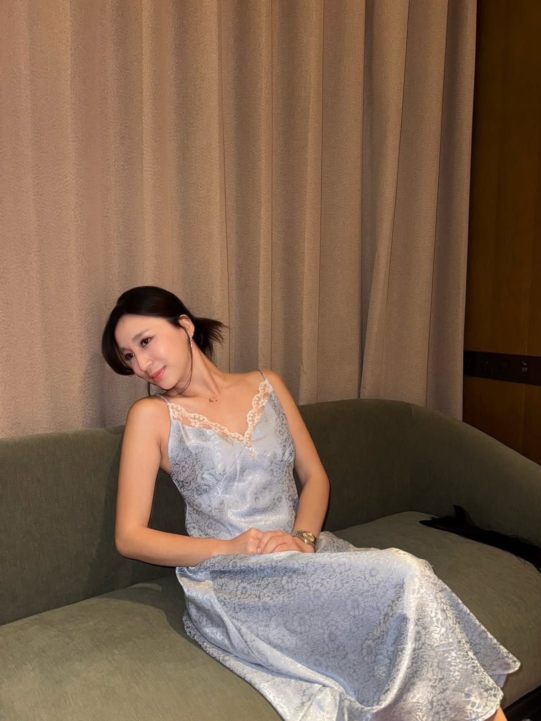 Là một cô nàng sành điệu, Minh Thư Chloe không thể bỏ qua trend diện đồ ren lụa đang hot nhất mùa hè năm nay. Cô lựa chọn thiết kế đến từ brand Poppy Tender với gam màu xanh dịu mắt, chất liệu mềm mại và bay bổng. Set đồ giúp Minh Thư trông như một nàng tiểu thư bước ra từ phim điện ảnh, vừa ngọt ngào vừa đầy cuốn hút.