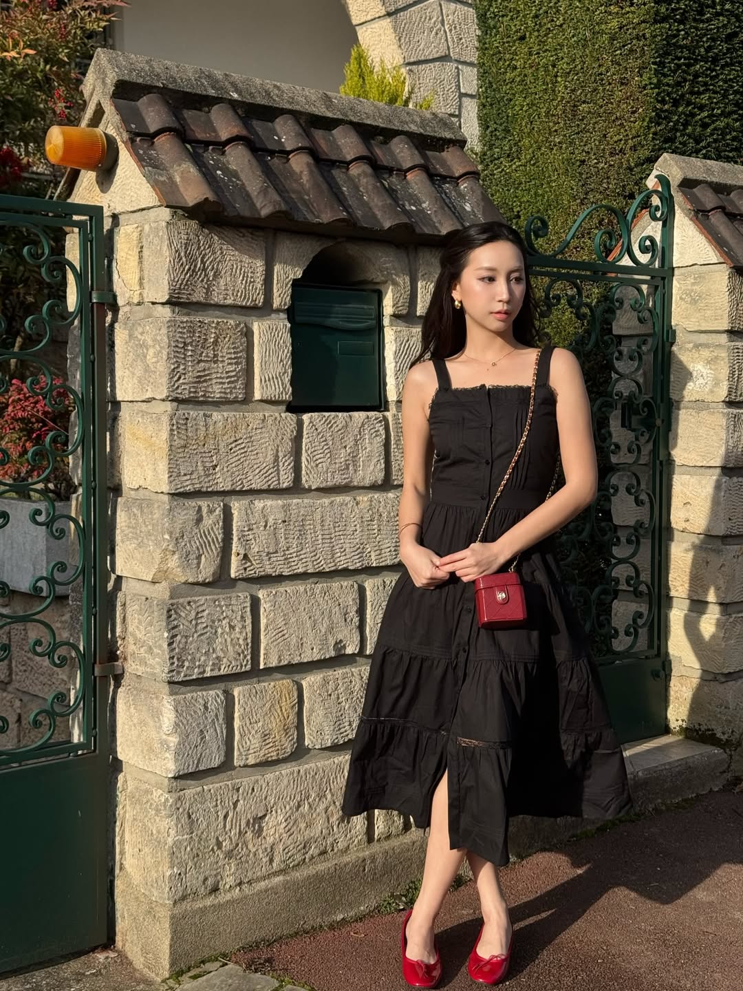 Style của Minh Thư Chloe thiên về sự thanh lịch, tối giản nhưng chưa bao giờ tạo cảm giác nhàm chán. Cô nàng đặc biệt yêu thích những thiết kế có phom dáng gọn gàng, màu sắc trung tính và tập trung vào chất liệu, đúng tinh thần của các cô gái Pháp. Một trong những outfit tiêu biểu là chiếc đầm đen đến từ brand Inspo Archive. Thiết kế không quá cầu kỳ nhưng vẫn đủ sức tôn lên vóc dáng và khí chất sang trọng, giúp Minh Thư ghi điểm với vẻ đẹp tinh tế và đầy cuốn hút.