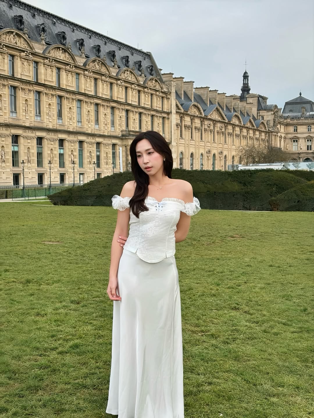 Váy lụa và áo corset là bộ đôi chưa bao giờ lỗi mốt, đặc biệt trong mùa hè. Minh Thư Chloe lựa chọn thiết kế đến từ brand Noir với phần corset ôm dáng kết hợp chân váy lụa mềm mại, tạo nên tổng thể vừa nữ tính vừa sang chảnh. Đây cũng là công thức mặc đẹp dễ ứng dụng mà chị em hoàn toàn có thể học theo cho những chuyến du lịch hay dạo phố mùa hè.