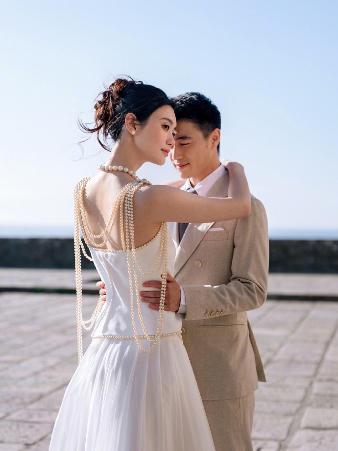 Trong thời gian hôn lễ nghìn tỷ diễn ra, giá cổ phiếu công ty Hà Du Quân lao dốc trên sàn chứng khoán. Ảnh: Sina. 