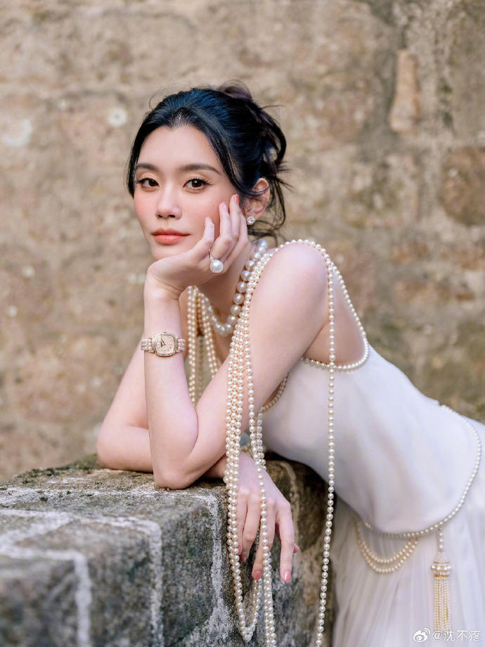 Sau 7 năm kết hôn và sinh 2 con cho Hà Du Quân, Hề Mộng Dao đã được nhà trùm sòng bạc Macau công nhận danh phận dâu hào môn bằng 1 đám cưới xa hoa. Ảnh: Sina. 