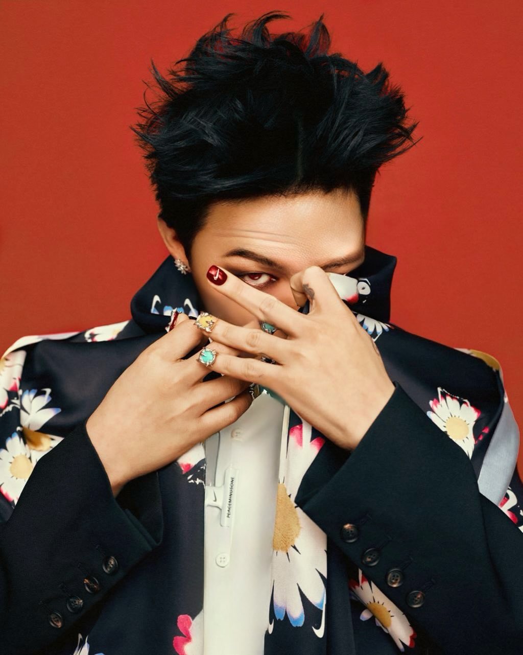 Nhiều người hâm mộ G-Dragon cho rằng Karina cố tình phớt lờ thương hiệu của nam nghệ sĩ dù đang trực tiếp quảng bá cho sản phẩm hợp tác