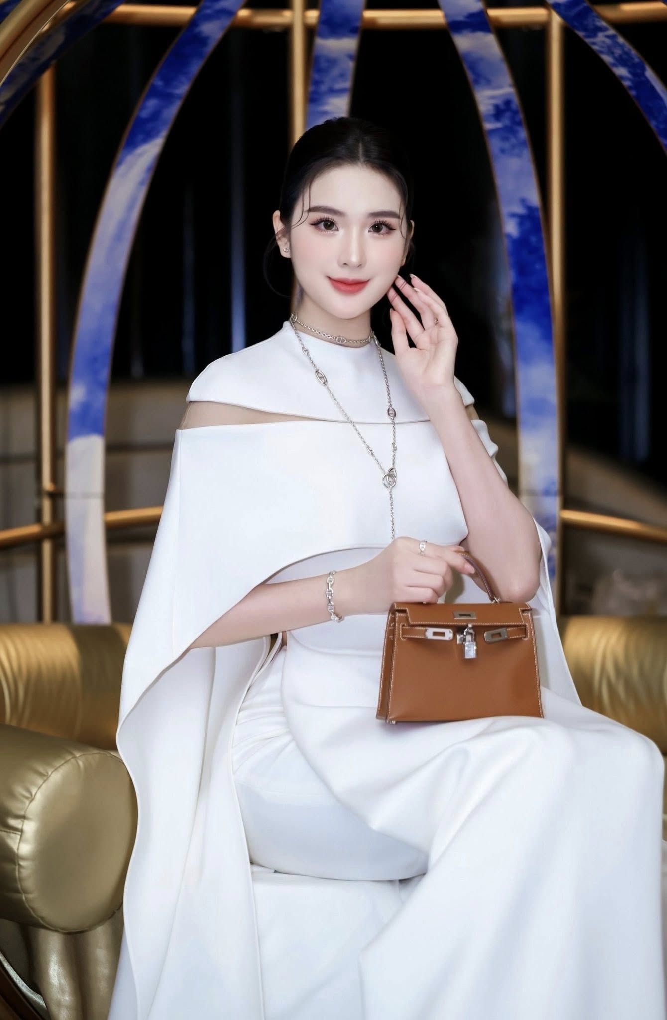 Cách đây 1 ngày, Ngọc Loan đăng ảnh đại diện bệnh viện của bác sĩ Chiêm Quốc Thái đi công tác nước ngoài 