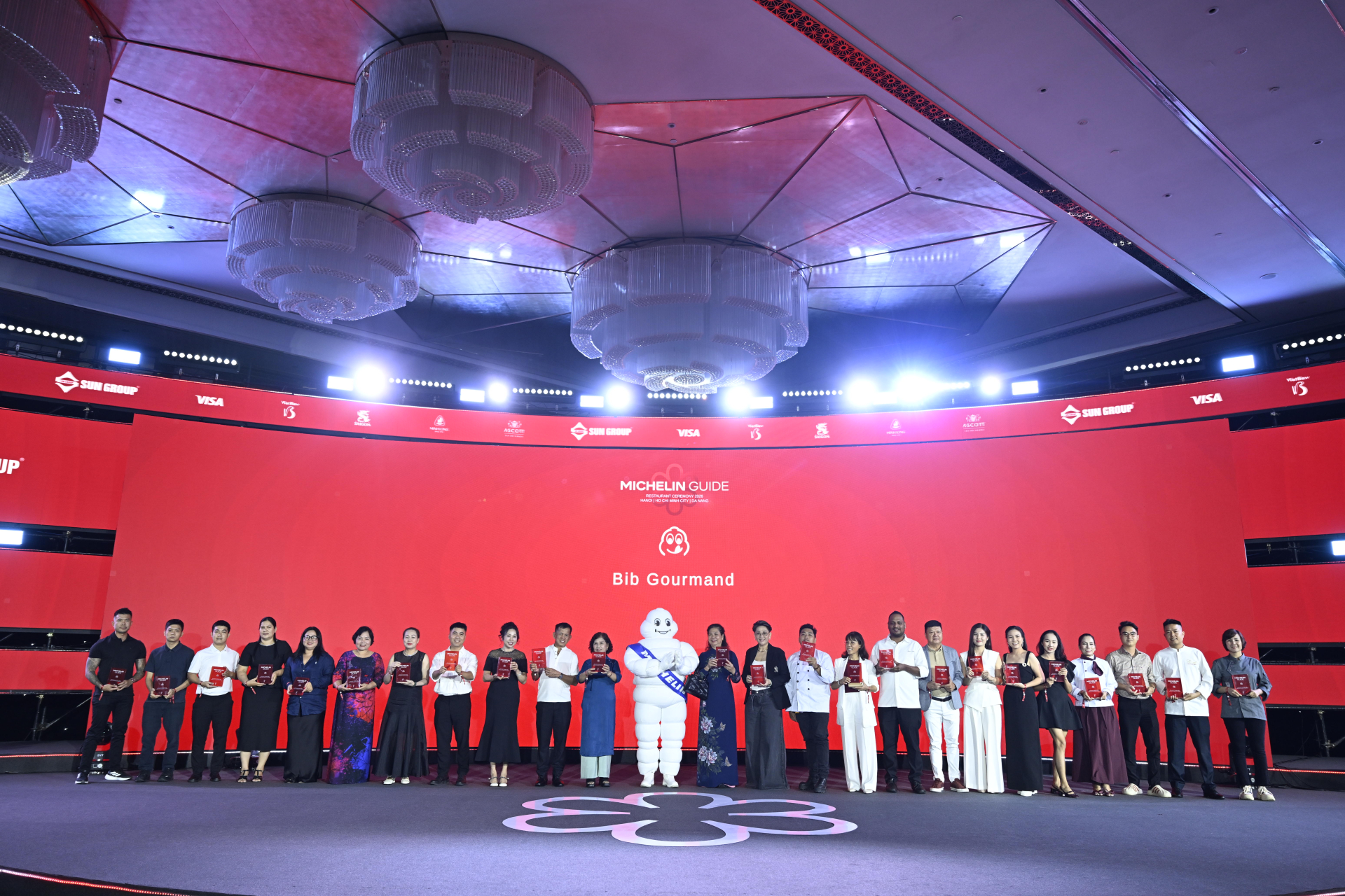 Michelin 2026 bùng nổ tranh cãi: Không hề có bánh mì trong danh sách Bib Gourmand, Bánh cuốn Bà Hoành lọt top gây khó hiểu