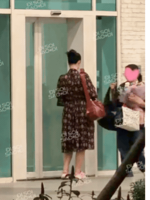 Kiều Loan đi dép thấp, lên nhà cùng với trợ lý 