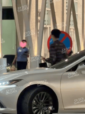 Khi bác sĩ Chiêm Quốc Thái đang đi vội vào trong thì Lona Kiều Loan xuất hiện theo sau 