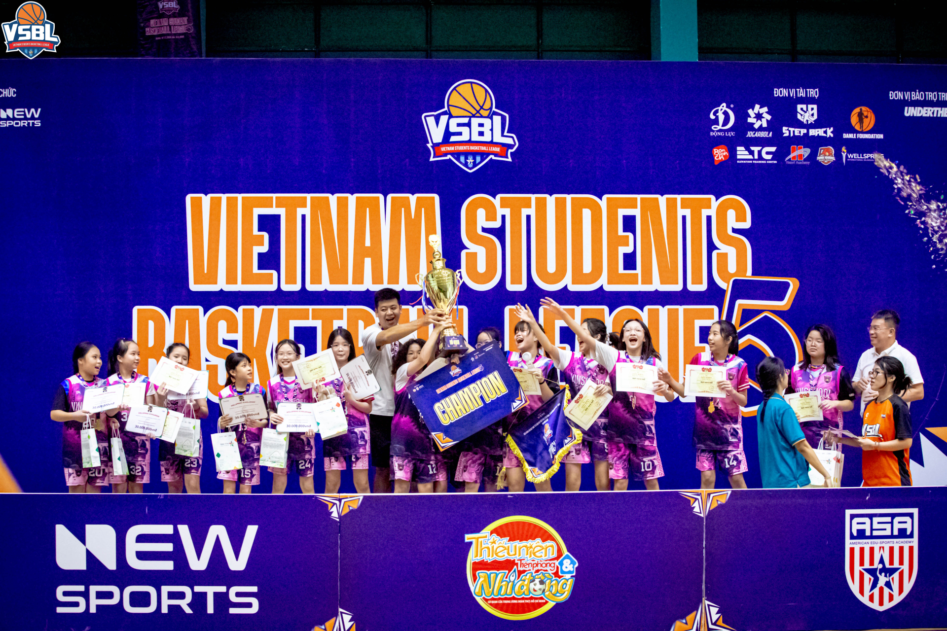 Còn nội dung nữ, các tuyển thủ nhí của tiểu học Vinschool Times City đã xuất sắc lên ngôi
