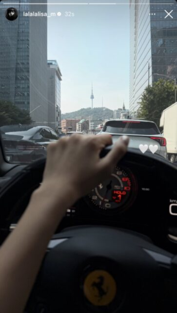 Đặc biệt, hình ảnh em út BLACKPINK lái siêu xe gần 7 tỷ vi vu quanh thành phố Seoul để tận hưởng cuộc sống đã chiếm trọn spotlight. Ảnh: IGNV